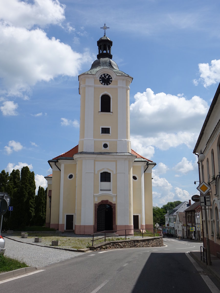 Divisov/ Diwischau, Pfarrkirche St. Bartholomus am Horni Namesti, sptbarock erbaut ab 1745 (01.06.2019)