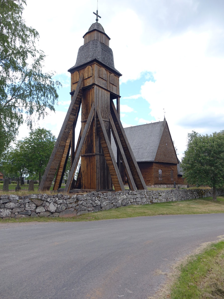 Djursdala, die mit Schindeln verkleidete Holzkirche stammt aus dem Jahr 1692 (12.06.2016)