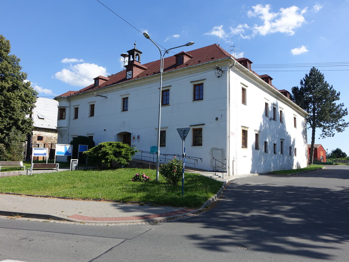 Dlouha Loucka / Langendorf, Schloss, erbaut im 17. Jahrhundert fr Jchym Pivec von Hradčany und Klintejn, heute Gemeindeamt (01.08.2020)