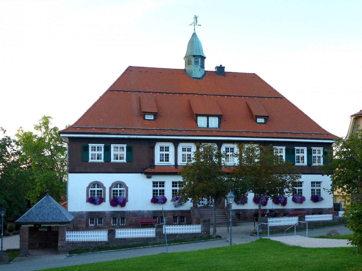 Dobel im Nordschwarzwald, das Rathaus des ber 700m hochgelegenen heilklimatischen Kurortes mit ca.2300 Einwohnern, Aug.2015