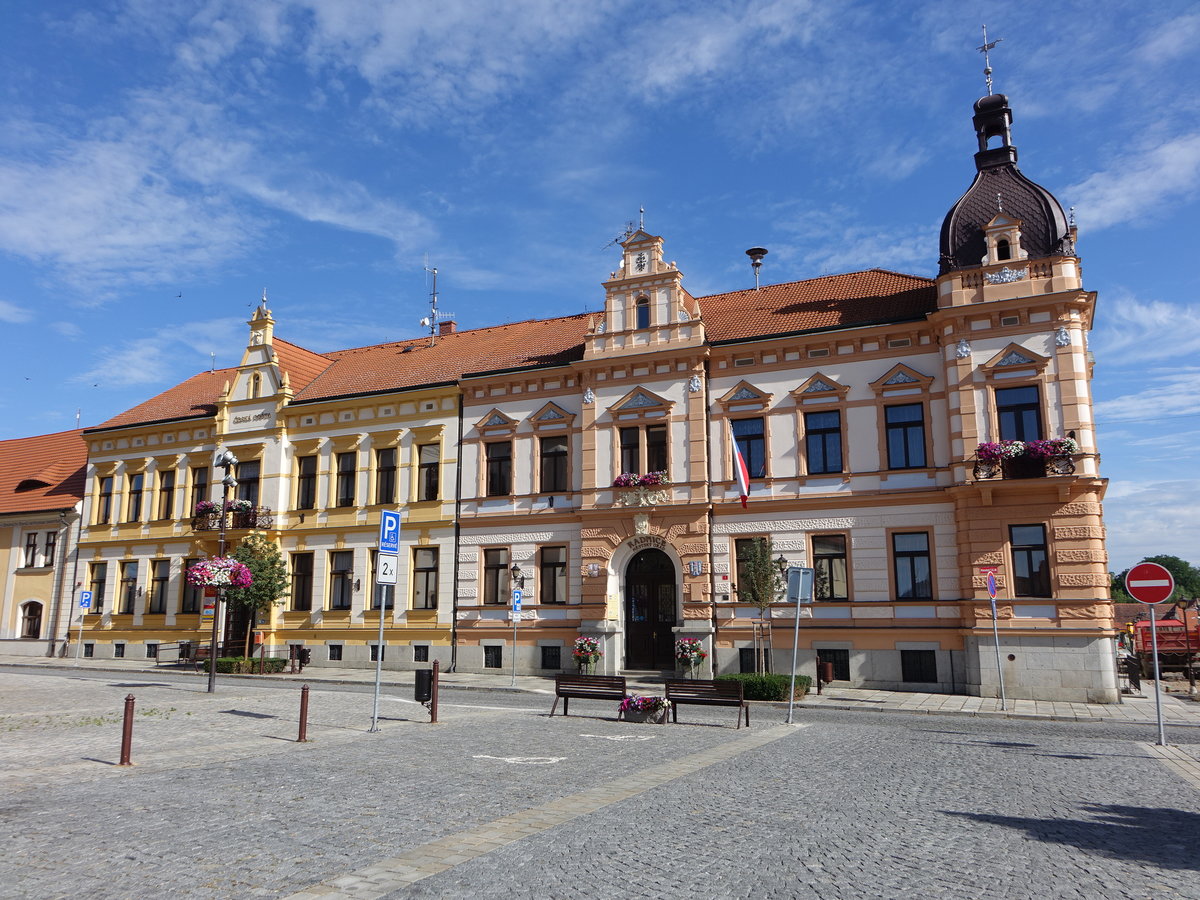 Dobrany, Rathaus im Neu-Renaissancestil am Marktplatz (06.07.2019)