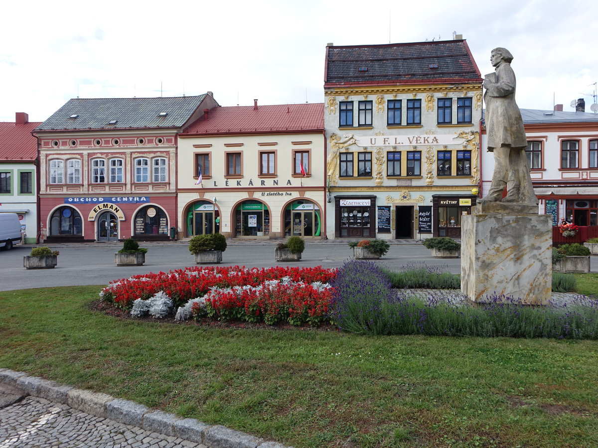 Dobruska / Gutenfeld, Huser und Denkmal am Namesti F. L. Veka (29.09.2019)