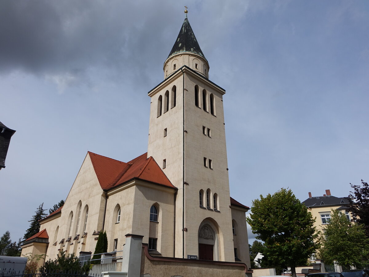 Dbeln, kath. Pfarrkirche St. Johannes in der Rosa Luxemburg Strae, erbaut 1916 (19.09.2023)