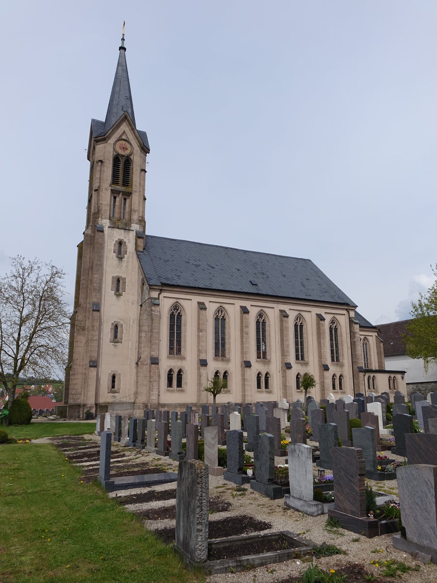 Dckingen, neugotische Pfarrkirche St. Urban, Kirchturm mit Spitzhelm, erbaut 1874 (01.05.2016)