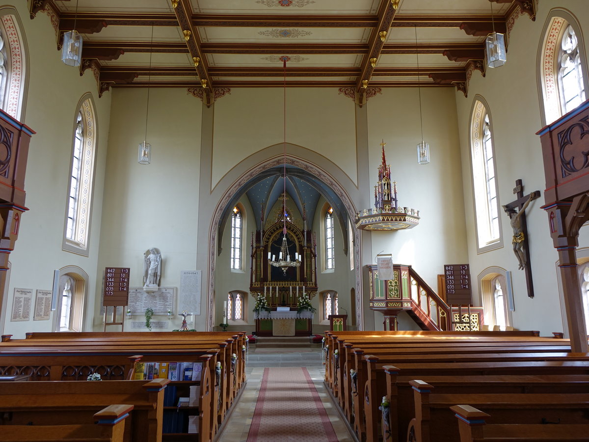 Dckingen, neugotischer Innenraum der Pfarrkirche St. Urban (01.05.2016)