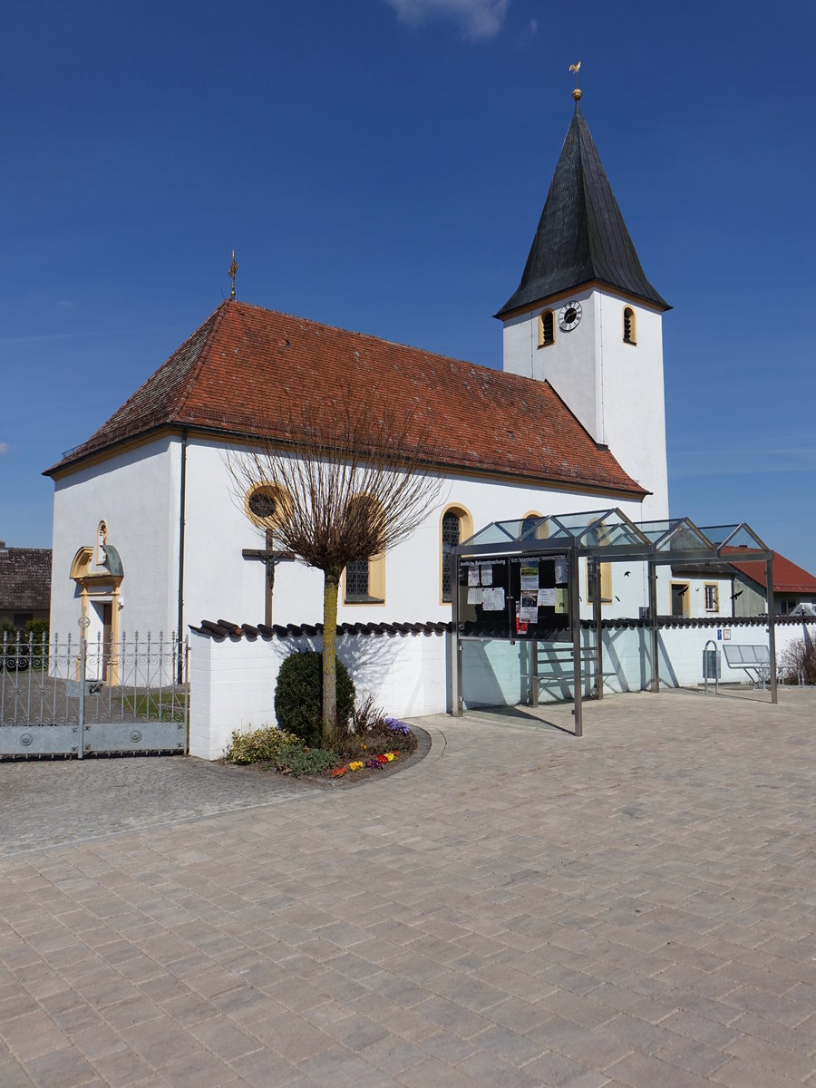 Dllwang, katholische Pfarrkirche St. Alban, Saalbau mit Chorturm und Westportal mit architektonischer Rahmung, Turm frhgotisch, Langhaus 18. Jahrhundert (25.03.2017)