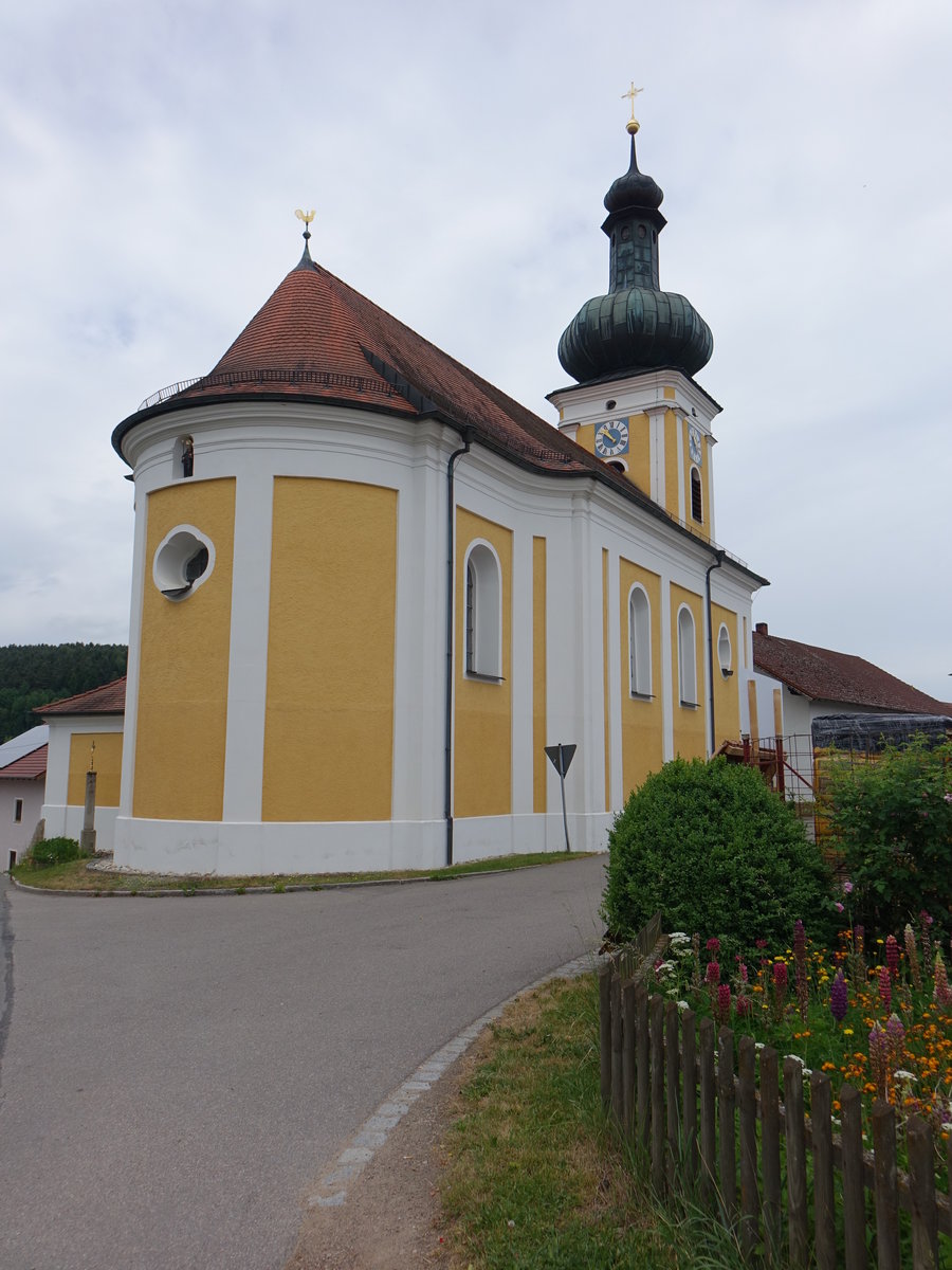 Drfling, kath. Pfarrkirche St. gidius, Saalbau mit gleich breitem Chor, Walmdach und Fassadenturm mit Zwiebelhaube und Lisenengliederung, erbaut bis 1751 (05.06.2017)