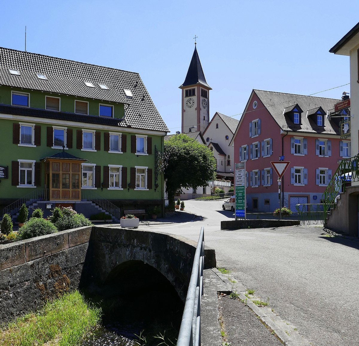 Drlinbach, das Flchen Schutter, Namensgeber fr Tal und Gemeinde, durchfliet hier den Ortskern, Juli 2020 