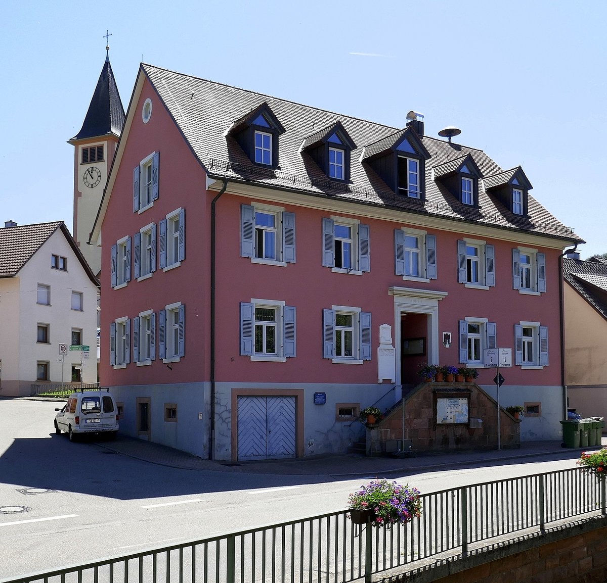 Drlinbach, das Rathaus der knapp 1000 Einwohner zhlenden Gemeinde im Schuttertal, Juli 2020