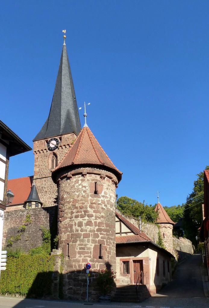 Drrenbach, die mittelalterliche Befestigungsanlage schtzte die dahinterliegende Wehrkirche St.Martin, Sept.2015