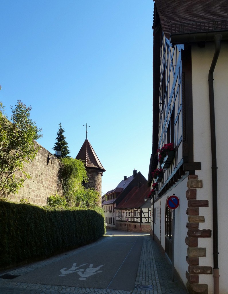 Drrenbach, Wehrmauer und Fachwerk in der Hauptstrae, Sept.2015