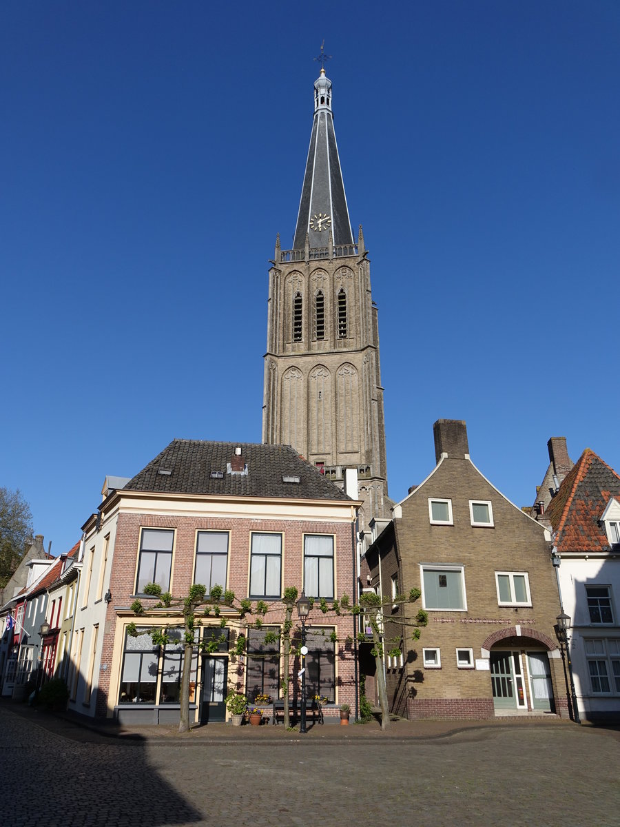 Doesburg, Ref. St. Martinus Kirche, erbaut im 15. Jahrhundert, Kirchturm von 1430 (08.05.2016)