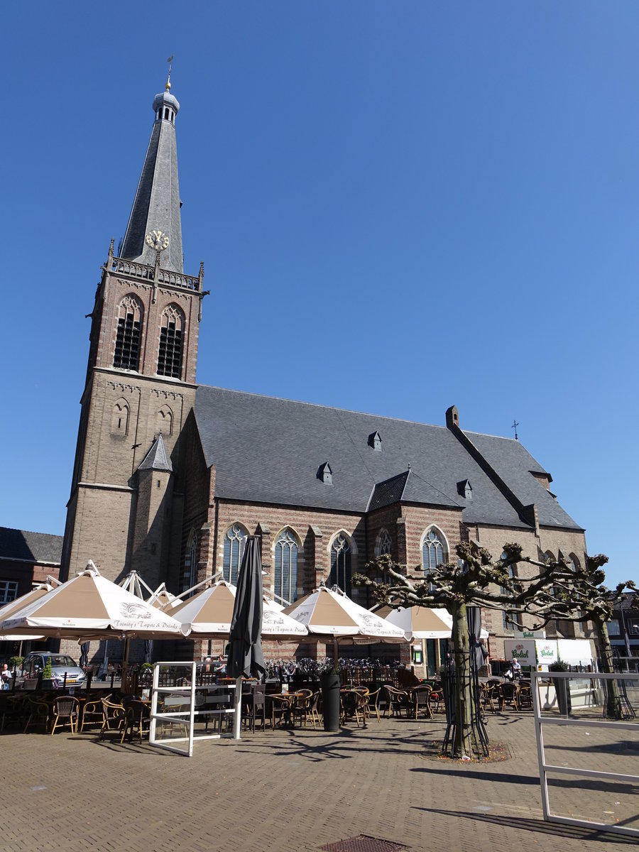 Doetinchem, St. Katharina Kirche, erbaut im 12. Jahrhundert, nach Zerstrung im Jahr 1945 wiederhergestellt von 1948 bis 1963 (08.05.2016)













, 