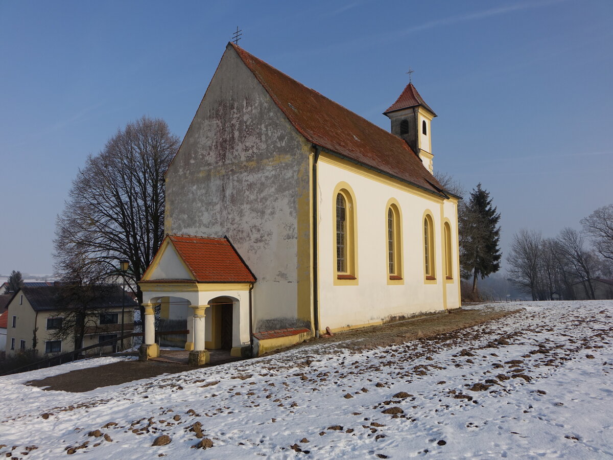 Dtting, Pfarrkirche Hl. Dreifaltigkeit, Saalkirche mit Steildach und Chorturm, erbaut 1718 (29.01.2017)