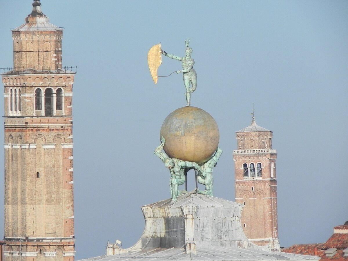 Dogana da Mar am 26.10.2014. Das ehemalige Zollamt der Republik Venedig, im 17. Jahrhundert erbaut, liegt an der Spitze des Stadtteils Dorsoduro. Der Turm des Gebäudes hat auf seinem Dach einen vergoldeter Globus, der von zwei Atlanten gestützt wird.