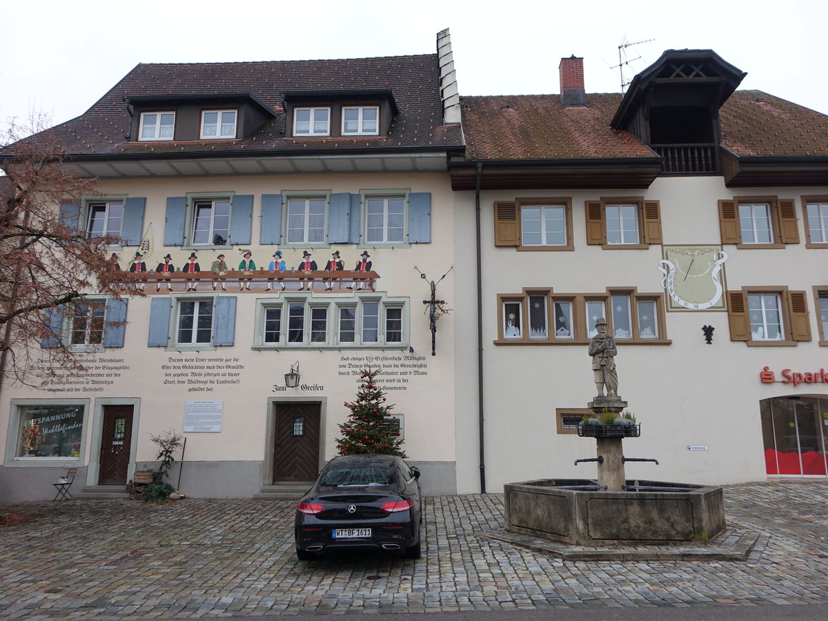 Dogern, Brunnen und Haus zum Greifen in der Hauptstrae (31.12.2018)