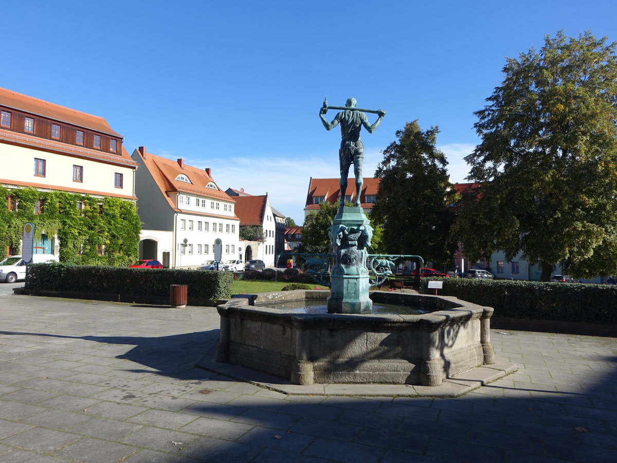 Dohna, Fleischerbrunnen von 1911 am Marktplatz, Figurenbrunnen von Alexander Höfer (04.10.2020)