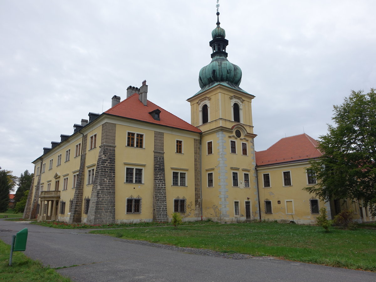 Doksy / Hirschberg am See, Schloss Hirschberg, erbaut im 17. Jahrhundert, heute Lehranstalt (27.09.2019)