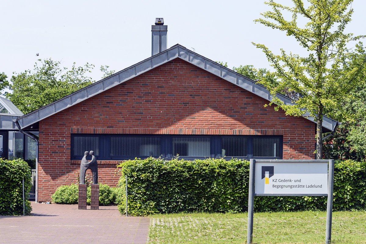 Dokumentenhaus an der KZ-Gedenk- und Begegnungssttte Ladelund. Im Oktober 1944 begann in Ladelund die Umwandlung des Arbeitslagers in ein Auenlager des Konzentrationslagers Neuengamme. Dazu wurde es mit Stacheldraht umzunt und erhielt vier Wachtrme. Am 1. November wurde es mit ber 2000 Insassen aus Neuengamme belegt.
Aufnahme: 2. Juni 2019.