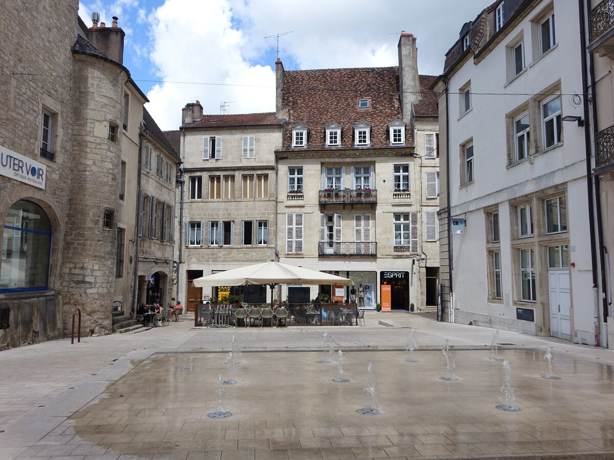 Dole, Brunnen und Huser am Place Charles de Gaulle (01.07.2022)