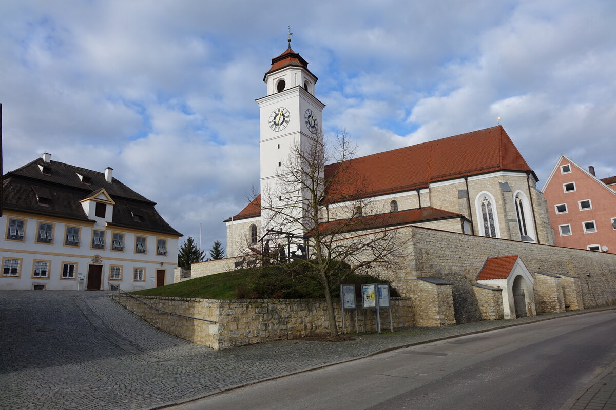 Dollnstein, Pfarrkirche St. Peter und Paul, Saalkirche mit Steildach, gotischer Chor erbaut von 1320 bis 1330, Langhaus erweitert 1842 (24.12.2014)