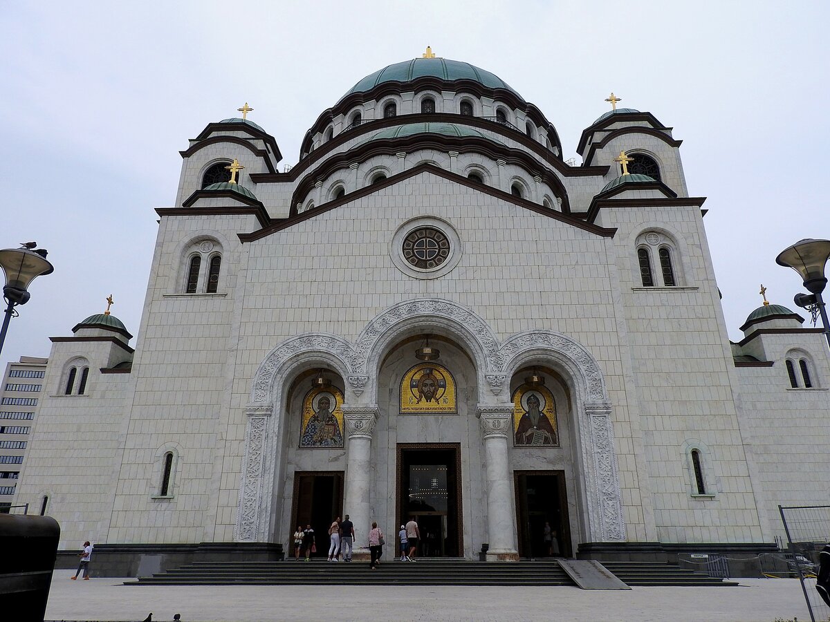 Dom des Heiligen Sava, wurde 1926 bis 2018 in BELGRAD errichtet, und zieht Massen von Publikum (nicht nur Touristen; man mu wirklich wohl wirklich Glck haben, bzgl. allzugroes Gedrnge vor dem Haupteingang) sozusagen magisch an;230701