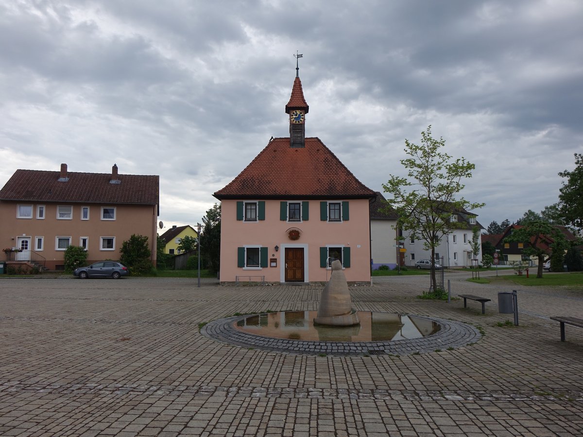 Dombühl, Rathaus am Markt, weigeschossiger Walmdachbau in verputztem Fachwerk, erbaut im 19. Jahrhundert (29.05.2016)