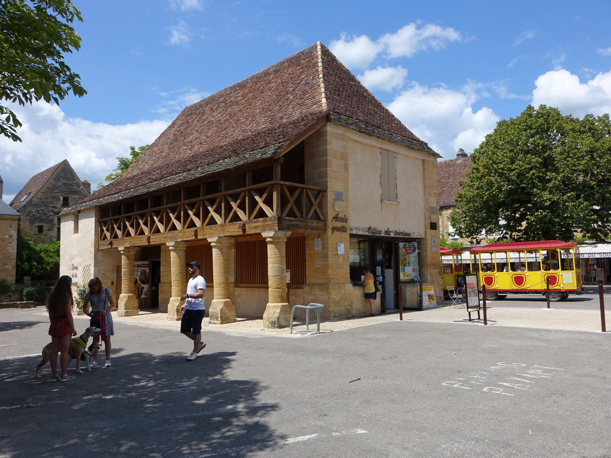 Domme, alte Markthalle mit Touristinfo am Place de la Halle (22.07.2018)