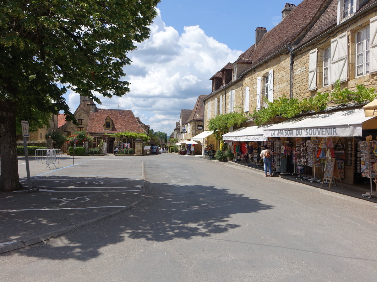 Domme, historische Huser am Place de la Halle (22.07.2018)