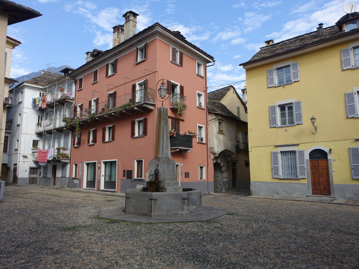 Domodossola, Brunnen an der Piazza Fontana (06.10.2019)