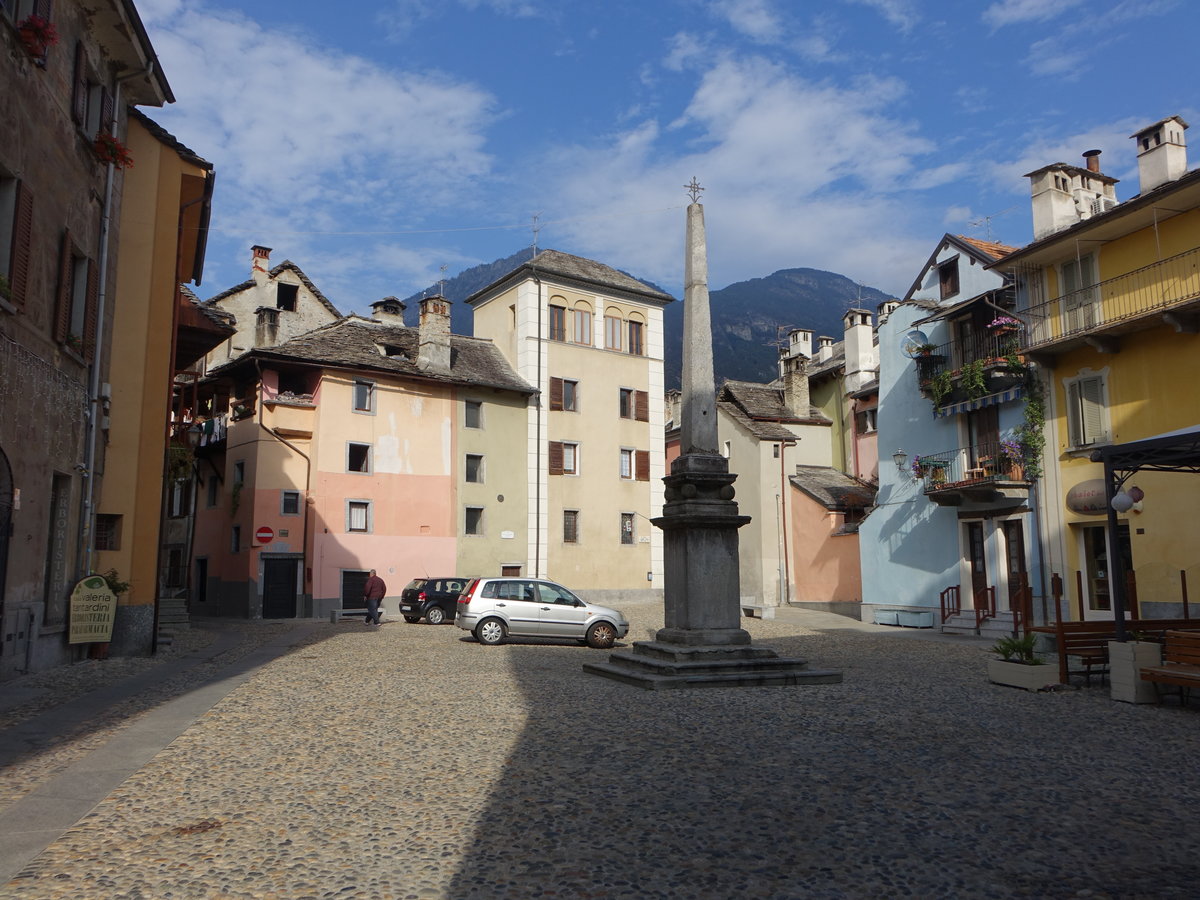 Domodossola, Kriegerdenkmal in der Via Carina in der Altstadt (06.10.2019)