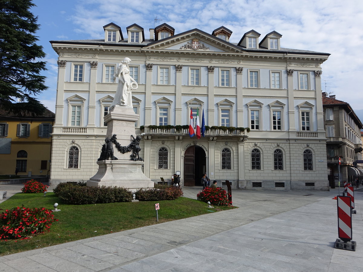 Domodossola, Rathaus an der Piazza Repubblica dell Ossola, erbaut 1874 von Architekt Giovanni Leoni (06.10.2019)