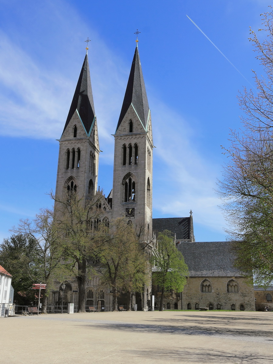 Domplatz in Halberstadt am 22. April 2016 mit Blick auf den Dom. 