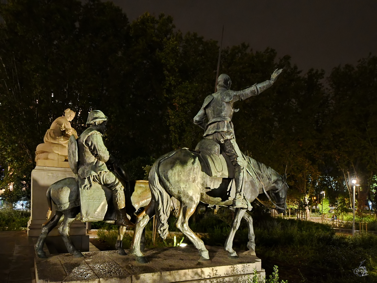 Don Quijote und Sancho Panza auf dem Weg in ein neues Abenteuer, so gesehen Anfang November 2022 an dem spanischen Schriftsteller Miguel de Cervantes Saavedra gewidmeten Denkmal auf dem Plaza de Espaa in Madrid. (November 2022)