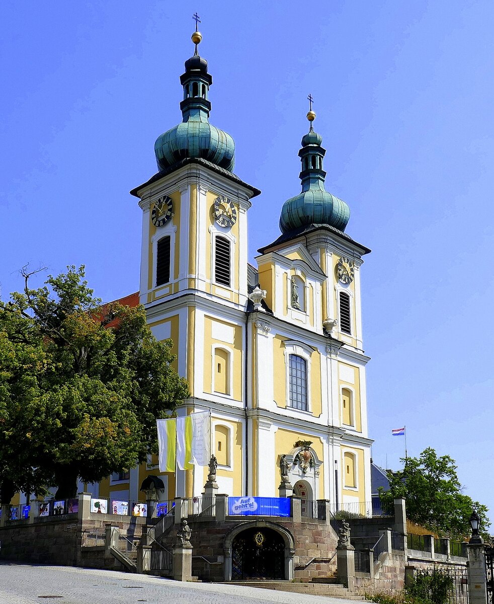 Donaueschingen, die Doppelturmfassade der katholischen St.Johann Kirche, erbaut 1724, Aug.2025