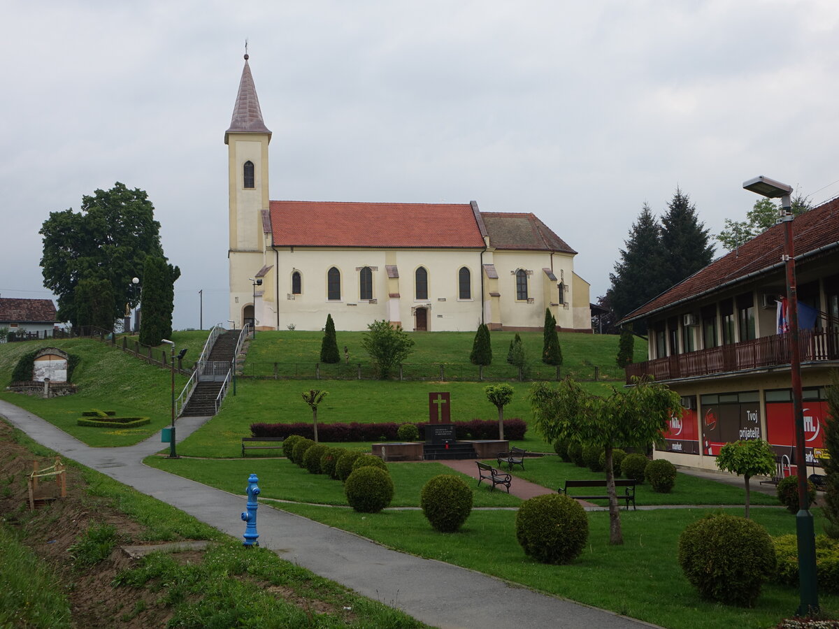 Donja Moticina, kath. Allerheiligenkirche, neu erbaut bis 1990 (03.05.2017)