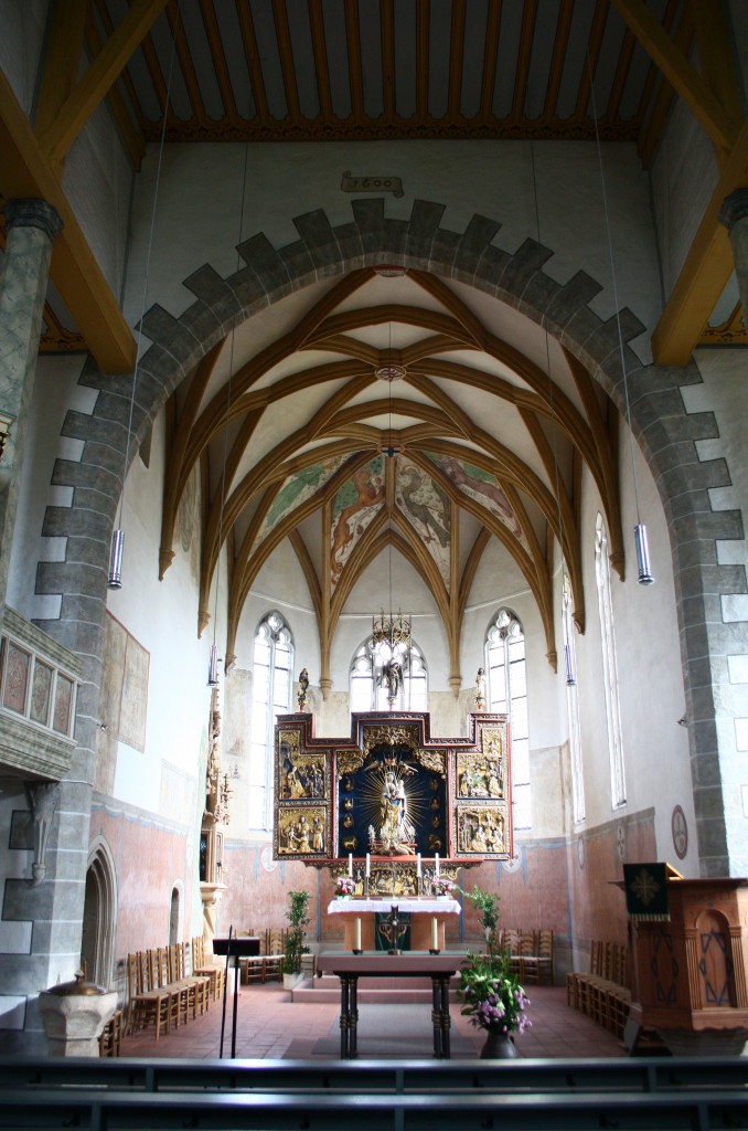 Dorfkemmathen, Chor der St. Marienkirche, Flgelaltar von 1490, Malereien von Hans Scheufelin von 1505, Sakramentshaus von 1509 aus grauem Sandstein, Kanzel von 1599, Chorgesthl 16. Jahrhundert, Fresken von 1510 im Chor (25.10.2014)