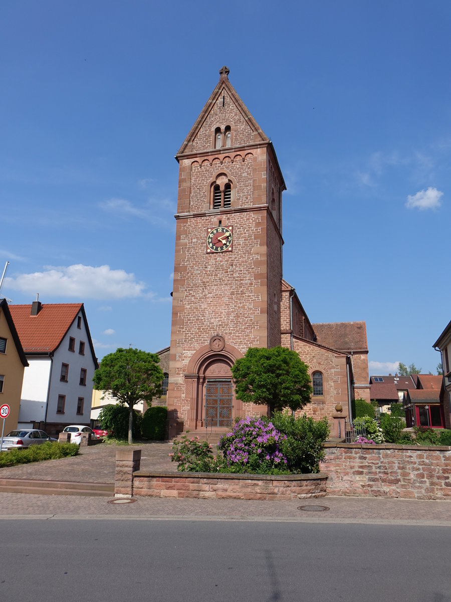 Dorfprozelten, kath. Pfarrkirche St. Vitus, dreischiffige Sulenbasilika auf kreuzfrmigem Grundriss mit Satteldchern, erbaut von 1900 bis 1901 (12.05.2018)