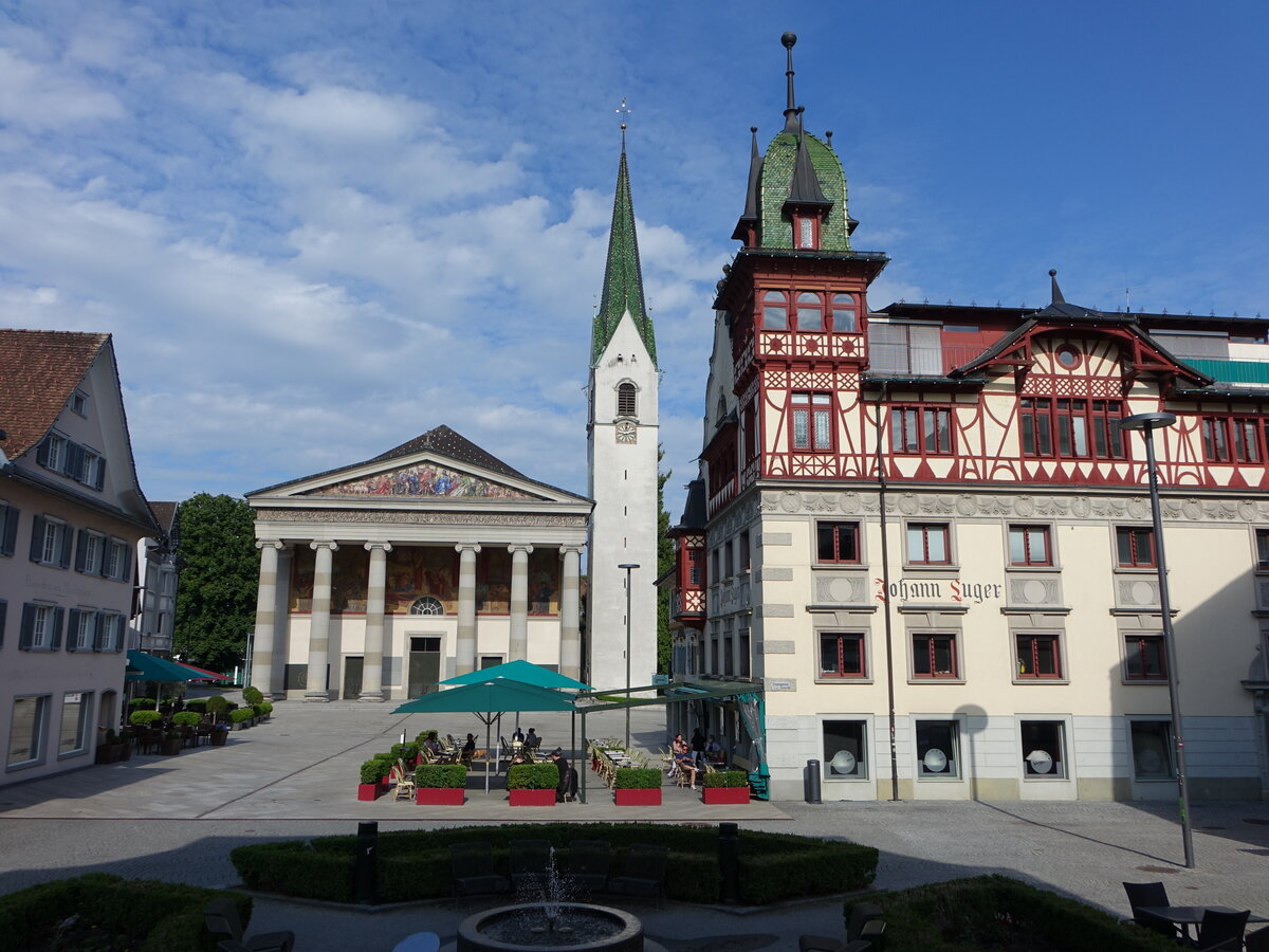 Dornbirn, Stadtpfarrkirche St. Martin und Cafe Steinhauser am Marktplatz (03.06.2021)