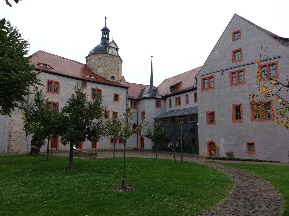 Dornburg, Innenhof des alten Schloss, heute Begegnungssttte der Friedrich-Schiller-Universitt Jena (21.10.2022)