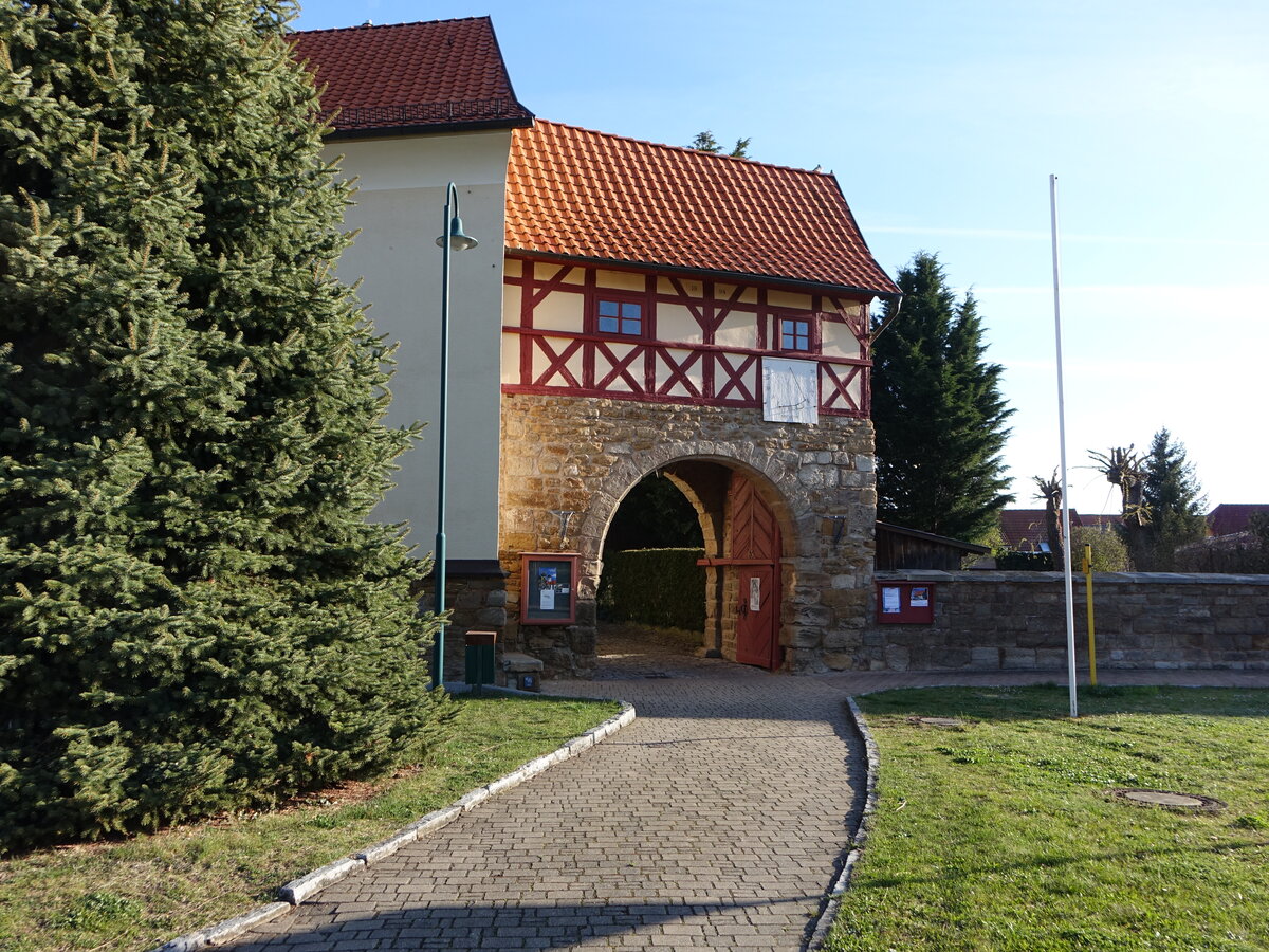Dornheim, Torhaus am Kirchhof zur Wehrkirche, erbaut 1594 (18.04.2022)
