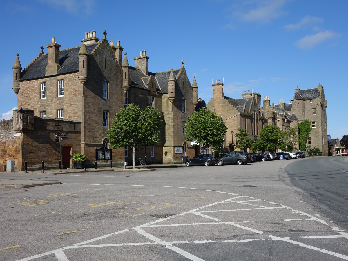 Dornoch, Rathaus und Castle, Castle erbaut im 12. Jahrhundert, frher Sitz der Bischfe von Caithness, heute Hotel (06.07.2015)