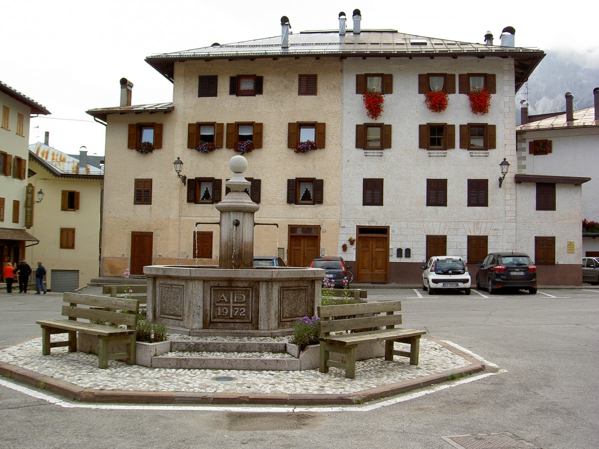 Dosoledo, Brunnen an der Piazza Tiziano (20.09.2014)