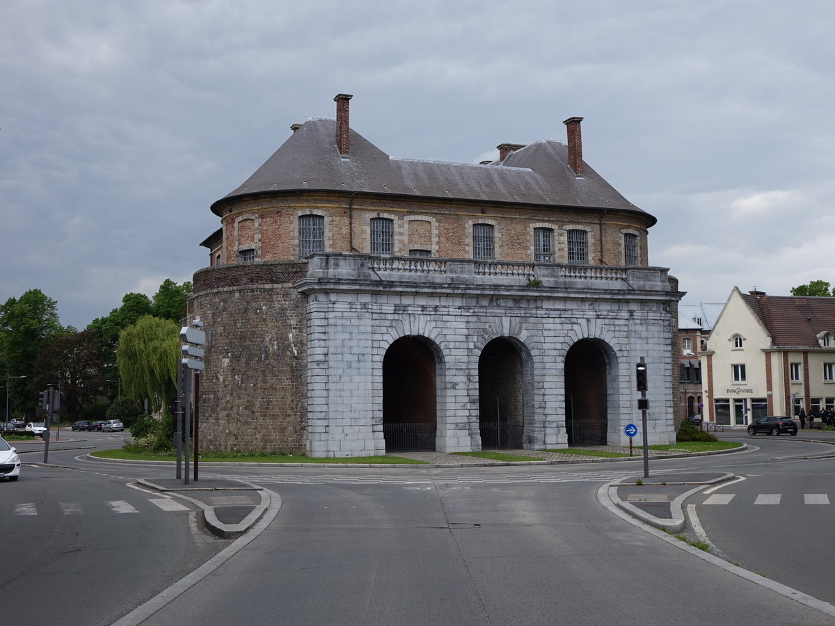 Douai, Porte de Valenciennes, erbaut im 15. Jahrhundert, schner Wachsaal mit Spitzbogengewlbe (15.05.2016)