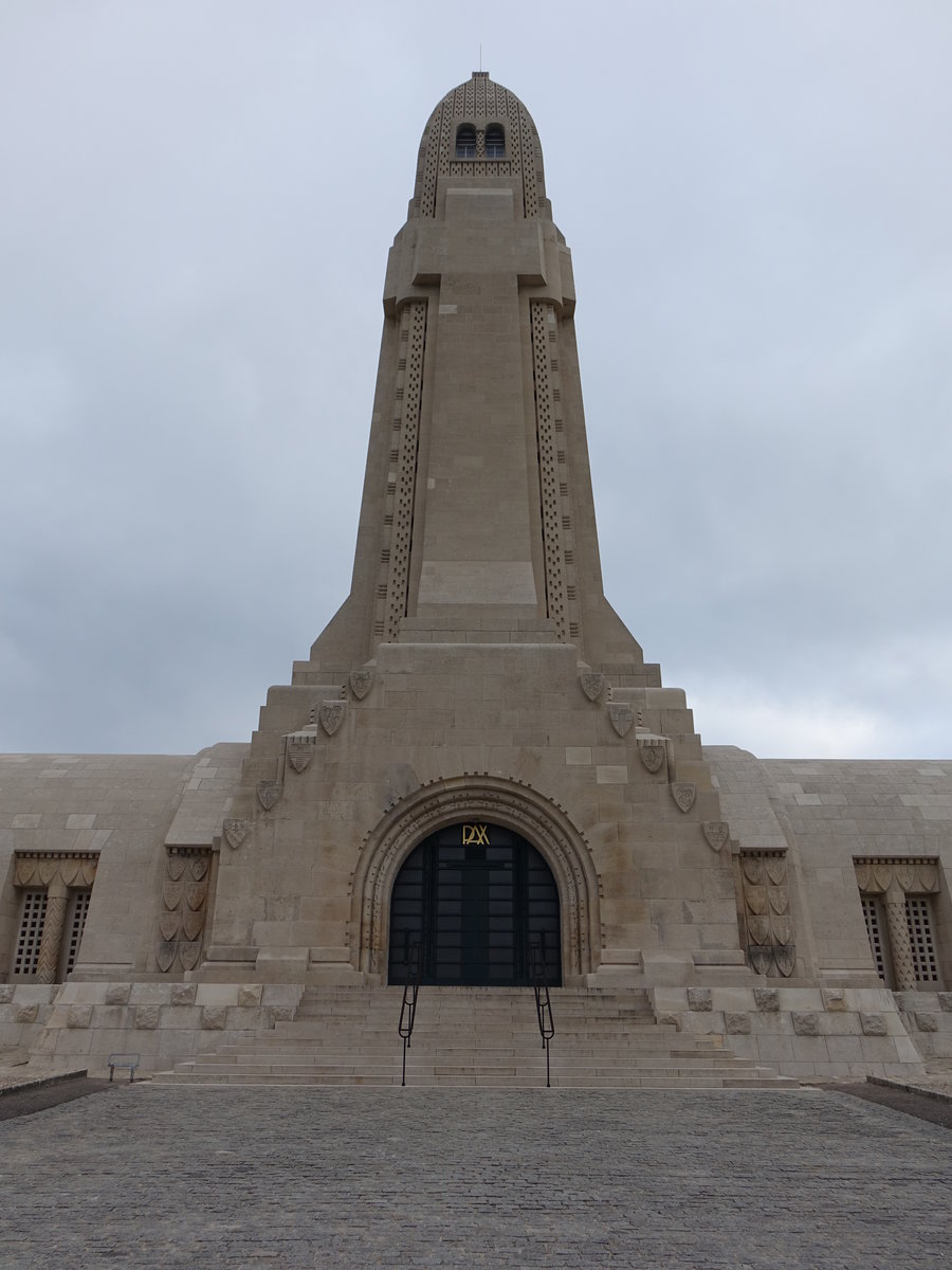 Douaumont, der 46 m hohe Tour des Morts erhebt sich ber einer langen Galerie mit Grften (09.07.2016)