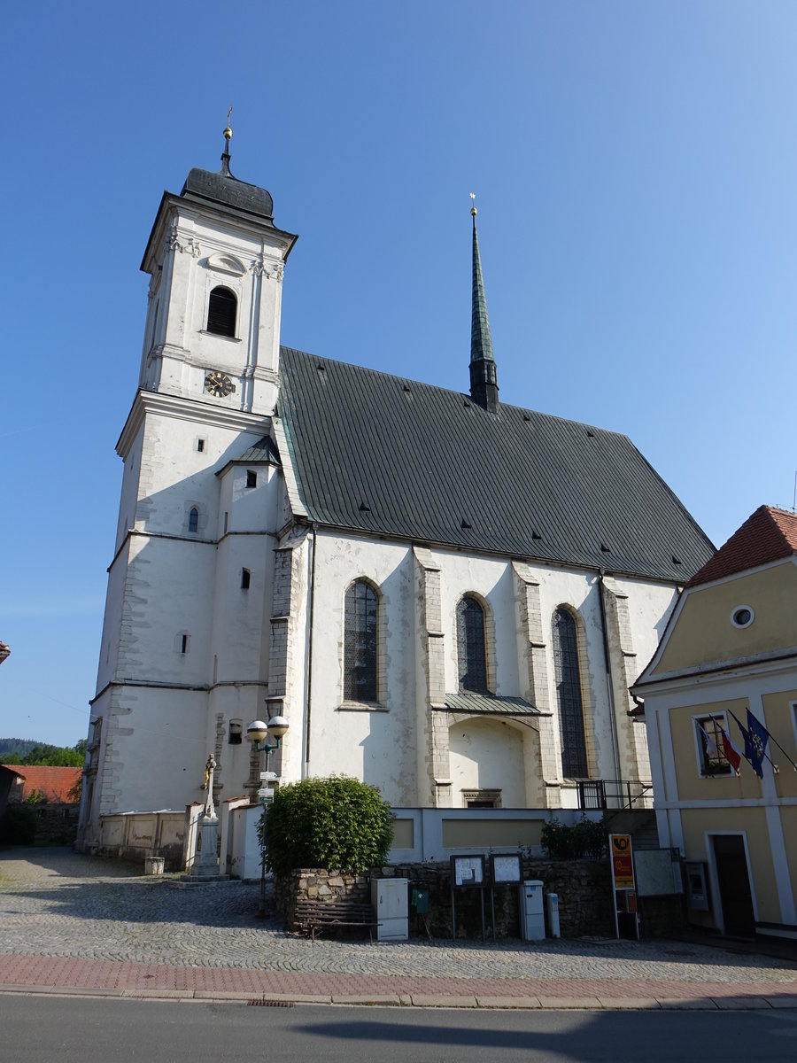 Doubravnik, Heiligkreuz Kirche, erbaut von 1535 bis 1557,  sptgotische Hallenkirche (01.06.2019)
