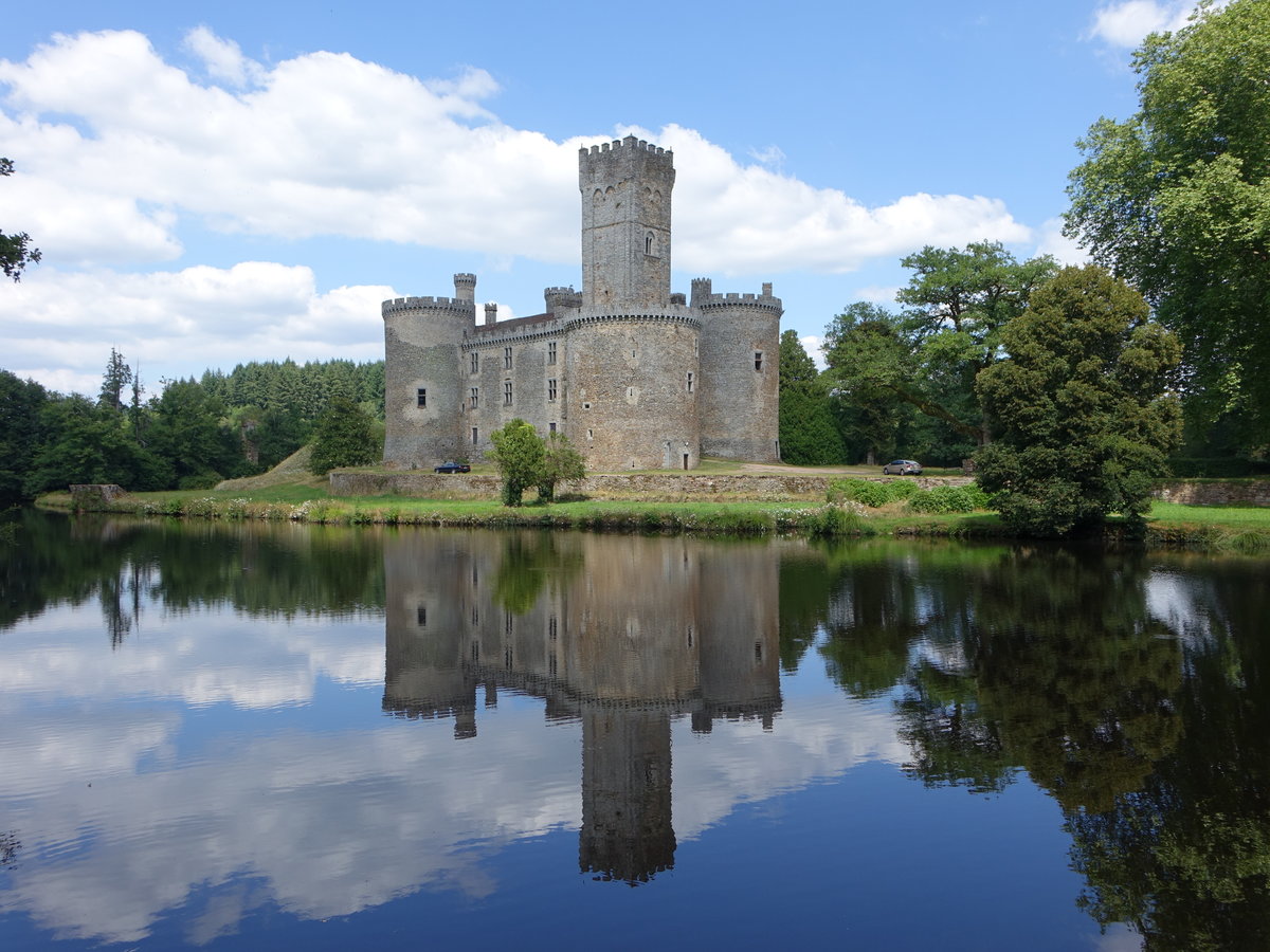 Dournazac, Burg Montbrun, erbaut im 12. Jahrhundert (23.07.2018)