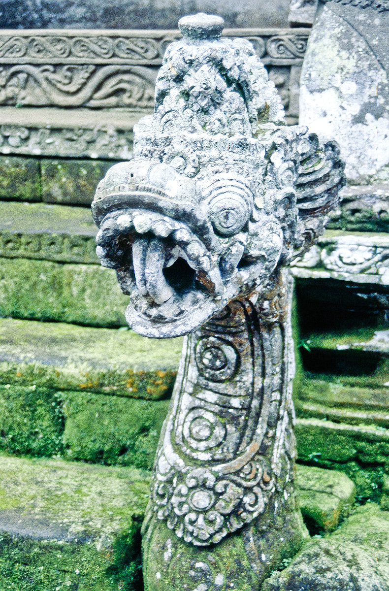 Drache am Jagaraga Tempel auf der Insel Bali in Indonesien. Bild vom Dia. Aufnahme: Mrz 1989.