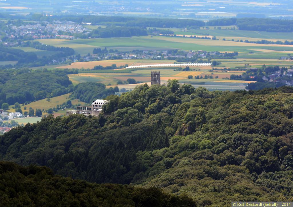 Drachenfels mit Burgruine und Gaststtte (320 m ber NN) vom hheren lberg (460 m ber NN) gesehen - 26.06.2014