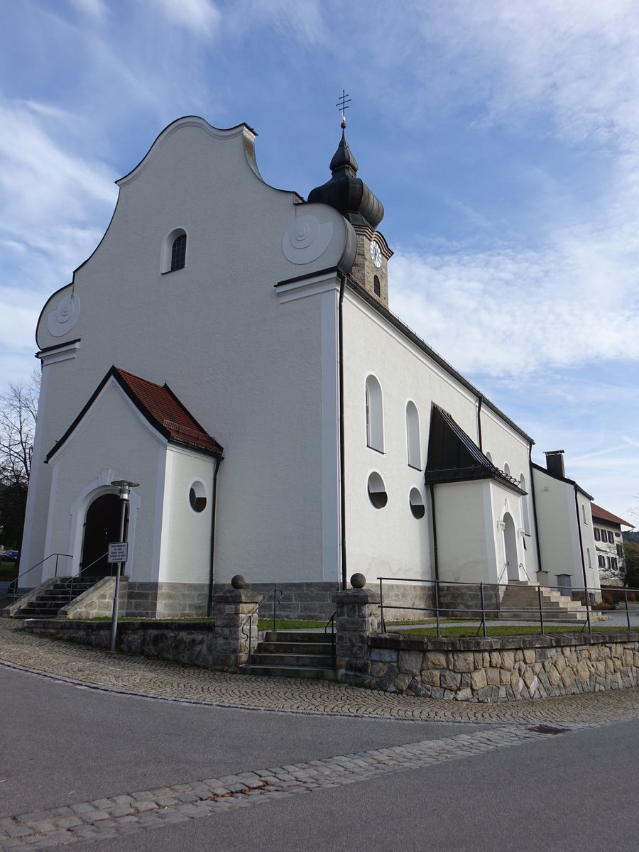 Drachselsried, neubarocke kath. Pfarrkirche St. gidius, Saalkirche mit Steildach und Schweifgiebel, erbaut von 1922 bis 1923 (04.11.2017)